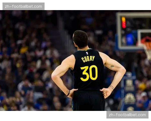 斯蒂芬·库里命中生涯第3500记三分，主场观众起立长时间致敬