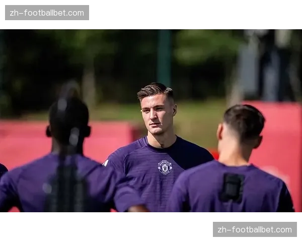 图片报:莱比锡前锋塞斯科受到英超多家俱乐部关注,解约金条款今夏生效 图片报:莱比锡前锋塞斯科受到英超多家俱乐部关注,解约金条款今夏生效