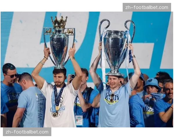 “英超奖杯巡回展”抵达利兹,吸引数千当地球迷参观 “英超奖杯巡回展”抵达利兹,吸引数千当地球迷参观